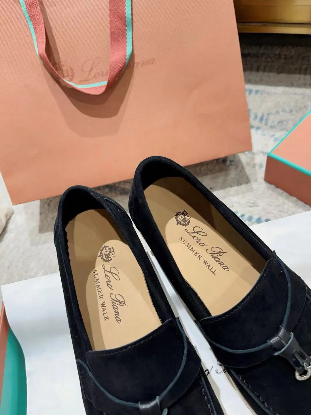 Factory price: 520💰4050 new color. Original purchase, 1⃣️: 1⃣️ folded and developed, Loro Piana professional model to try on feet, quality purchase level, flash sale of common products on the market, welcome to compare, original packaging. Fabric: Imported from Italy🐑High mercerized shearling, Lining: Hand-sewn mark thread in water-dyed cowhide imported from Italy🧵, high-end and elegant. Comfortable on the feet. Size: Women's 35-42 (41, 42) customized, non-returnable, men's 38-45 (46, 47, 48) customized, non-refundable. Fashionable boutiques that you can’t miss, a must-have item